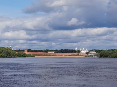 Novgorod Kremlin ve Volkhov Nehri manzarası. Velikiy Novgorod. Rusya. 10 Ağustos 2013 tarihli çekim tarihi.