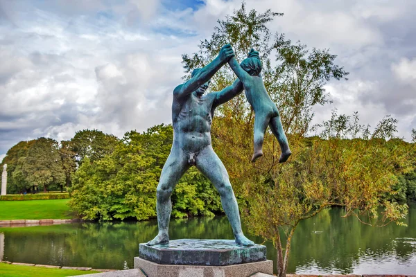 一个男人和小孩玩耍的雕塑 维格兰雕塑公园 奥斯陆 Norway Date Filming August 2014 — 图库照片