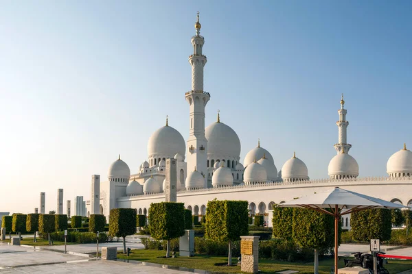 Greenery Front Sheikh Zayed Mosque Blue Sky Abu Dhabi Uae — Stock Photo, Image