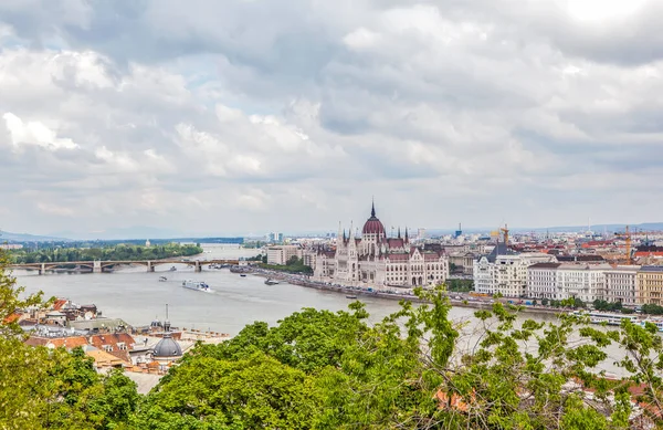 Upphöjd Utsikt Över Budapest Med Dunaj Och Ungerska Parlamentsbyggnaden — Stockfoto