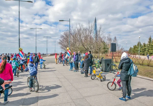 自転車に関する子供スポーツ大会 サイクルシーズン開幕 サンクトペテルブルクの300周年にちなんで名付けられた公園内のネヴァ湾の堤防 サンクトペテルブルク ロシア撮影年月日2019年4月20日 — ストック写真