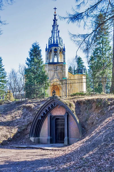 Krypta Hrabiego Adolfa Poliera Pobliżu Kościoła Piotra Pawła Pargolovie Park — Zdjęcie stockowe