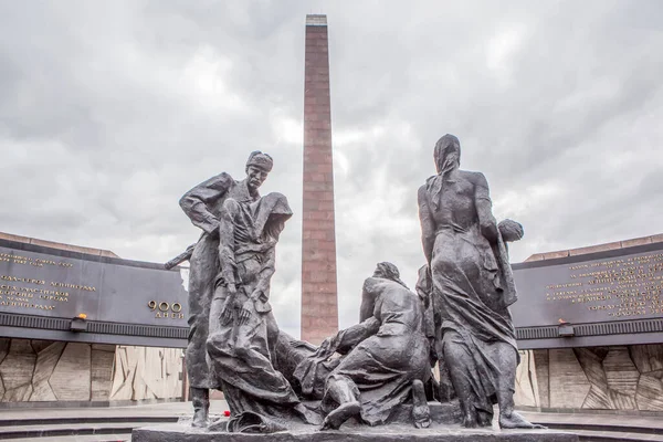 Monumento Los Héroes Leningrado Bajo Cielo Nublado San Petersburgo Rusia — Foto de Stock