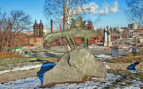 Skulptur Nizhny Tagil Och Fabriksledningar Med Rök Blå Himmel — Stockfoto