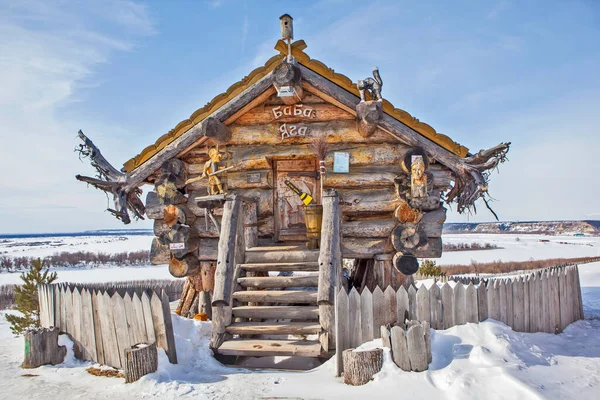 ABALAK, RUSSIA - 15 Mart 2018: Baba Yaga 'nın ahşap heykeli ve tavuk bacaklı kulübe. Abalak Turizm Kompleksi