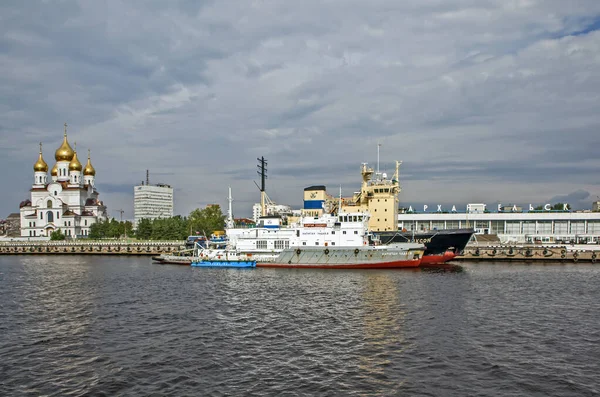 砕氷船 海の川の駅とMikhailo Arkhangelsk大聖堂の建物 アーケンゲルスク ロシアだ 2017年8月20日撮影 — ストック写真