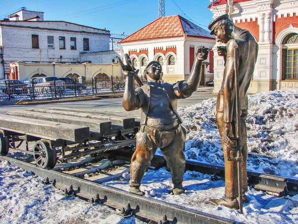 Escultura Caminhos Contra Fundo Edifício Antiga Estação Ferroviária Ekaterinburg Russia — Fotografia de Stock