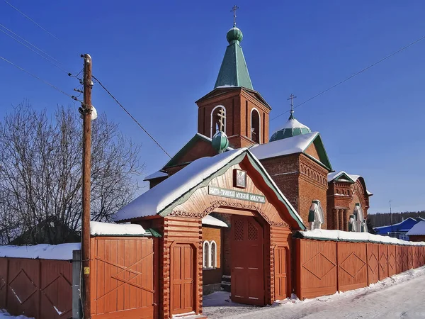 Kostel Sněhu Pokryté Zimní Les Ruské Obci — Stock fotografie