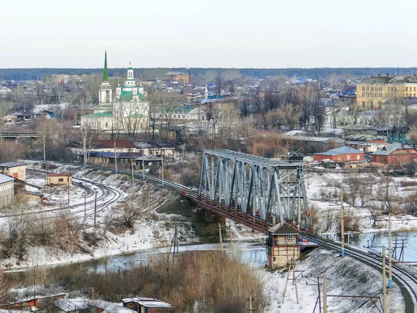 ニーヴァ川と聖三位一体大聖堂の上の鉄道橋 アラパエスク スヴェルドロフスク地方 ロシア撮影年月日2013年4月10日 — ストック写真