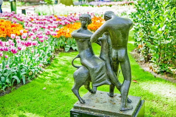 荷兰丽斯花园的美丽花朵和雕像 — 图库照片