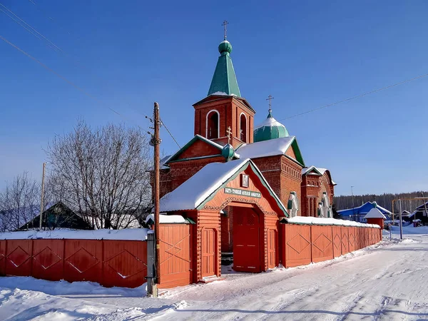 Kostel Sněhu Pokryté Zimní Les Ruské Obci — Stock fotografie