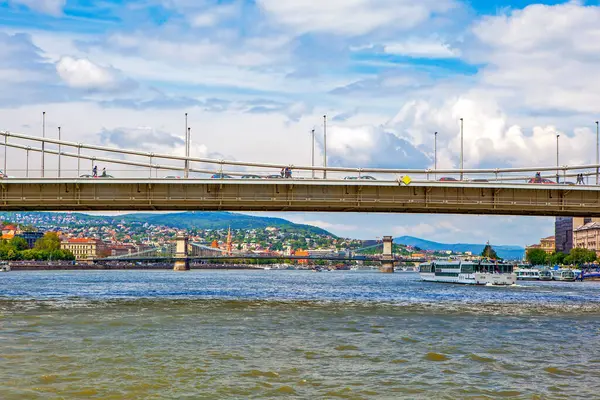 曇った空の下で川の上にブダペストの建物や橋 — ストック写真