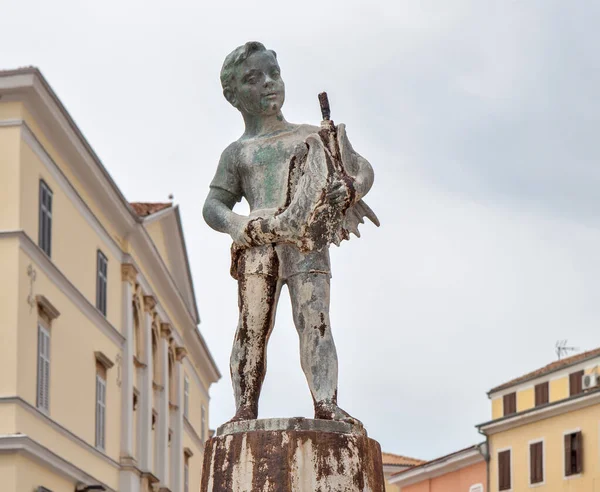 Rovinj Croacia Mayo 2019 Foto Fountain Boy Fish Plaza Del — Foto de Stock