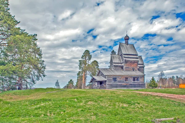 Gammal Träkyrka Bakgrunden Grönt Gräs — Stockfoto