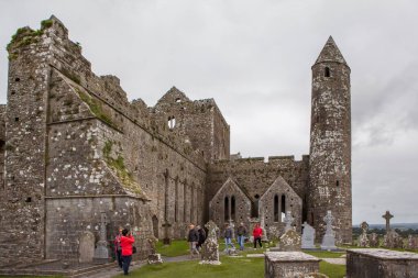 Cashel Kayası 12.-13. yüzyılda harap olmuş bir kaledir. Güney Tipperary ilçesi. İrlanda