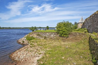 Güneşte yürüyen insanlar Oreshek Kalesi bölgesini aydınlattı