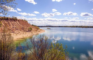 Yeşillik ve taş ocakları olan göl, Novoye Khinkolovo, Rusya