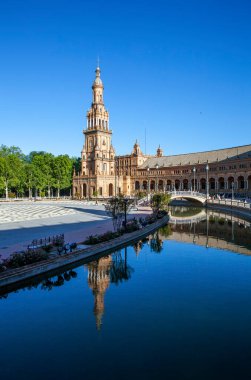 SEVILLE, İspanya - 30 Mayıs 2013 İspanya Meydanı. Neo-Moorish tarzı şehir kıyafeti. Sevilla