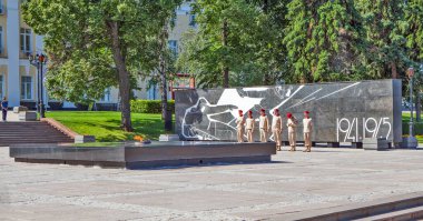 NIZHNY NOVGOROD, RUSSIA - 3 Temmuz 2019: Lise öğrencilerinin fotoğrafı Sonsuz Alev 'de onur muhafızı olarak görev yapıyor.