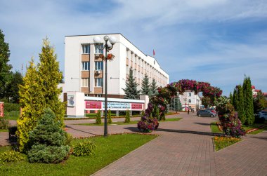 ORSHA, BELARUS - 12 AĞUSTOS 2019: Proletarskaya Caddesi ve şehir yönetimi binasının fotoğrafı