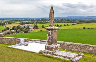 KATİGAN, IRELAND - 22 AĞUSTOS 2019: Eski İrlanda mezarlığındaki Heykel Fotoğrafı.
