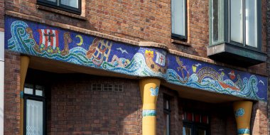 DUBLIN, IRELAND - 19 AĞUSTOS 2019: Deniz temalı mozaiklerle dekore edilmiş evin ön cephesinin fotoğrafı.