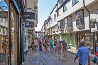 YORK, GREAT BRITAIN - 26 AĞUSTOS 2019: Kargaşa 'nın ortaçağ sokağının fotoğrafı