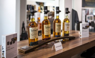 BLACKFORD, GREAT BRITAIN - 24 Ağustos 2019: Fotoğraf: Tullibardine Damıtımevi