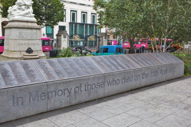 BELFAST, GREAT BRITAIN - 22 AĞUSTOS 2019: 15 Nisan 1912 'de Titanik' te ölenleri anmak için fotoğraf.