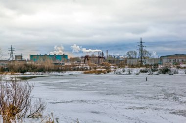 Nizhny Tagil Metalurji Fabrikası 'na bakan Vyazovka Nehri. Nizhny Tagil. Sverdlovsk bölgesi. Rusya