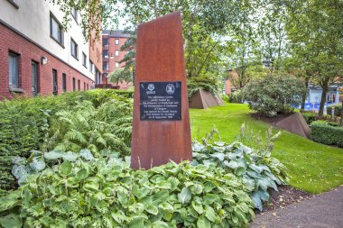 GLASGOW, GREAT BRITAIN - 23 Ağustos 2019: Milenyum Bahçesinin açılışında Anma Plaketi Fotoğrafı.
