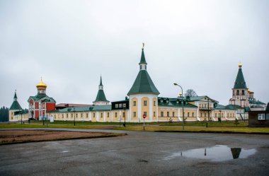 Iversky Manastırı bölgesinde bulutlu gökyüzü, Valdai, Rusya