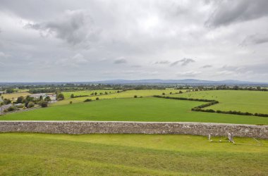 yeşil tarım alanları uzak dağlarla, İskoçya, Birleşik Krallık