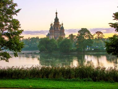 Tsaritsyn Pavyonu ve Aziz Peter ve Paul Kilisesi. Peterhof. St. Petersburg 'da. Rusya