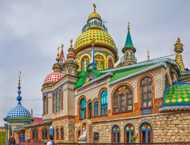 Tüm Dinler Tapınağı 'ndaki insanlar, Kazan, Rusya
