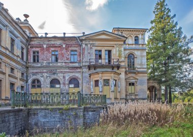 Kafes ve süvariler, Grandük Mikhail Nikolaevich 'in sarayının süsleme unsurlarıdır..