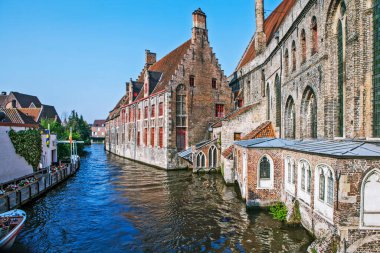 Bir kanalı olan tarihi şehir merkezi. Brugge. Belçika
