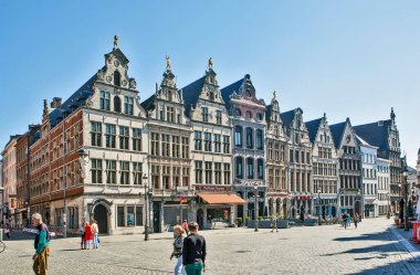 ANTWERP, BELGIUM - 5 Mayıs 2018: Eski pazar meydanının fotoğrafı (Grote Markt).
