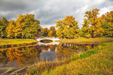 Rusya, Saint Petersburg 'daki Pavlovsk Parkı' nda göl üzerinde beyaz bir köprü.