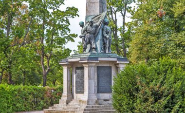 POTSDAM, GERMANY - 28 AĞUSTOS 2019: Bassinplatz Meydanı 'ndaki Sovyet askeri mezarlığının fotoğrafı.