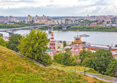 Rusya 'nın Nizhny Novgorod şehri ve nehri manzarası yükseldi
