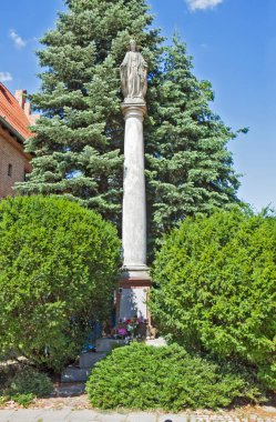 POZNAN, POLAND - 13 AĞUSTOS 2019: Tumsky Adası 'ndaki Kutsal Bakire Meryem Kilisesi' nin Bakire Meryem Anıtı Fotoğrafı.