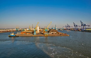 HULL, GREAT BRITAIN - 26 AĞUSTOS 2019 Port tesislerinin fotoğrafı.