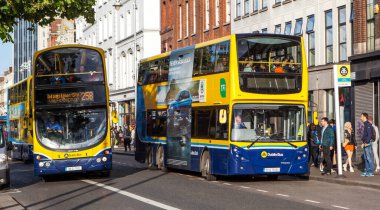 DUBLIN, İRELAND 19 AĞUSTOS 2019: çift katlı İrlanda otobüslerinin fotoğrafı. Liffey River Embankment - Aston Quay.