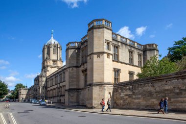 OXFORD, GREAT BRITAIN - 18 AĞUSTOS 2019: Tom Tower ve Christ Church College