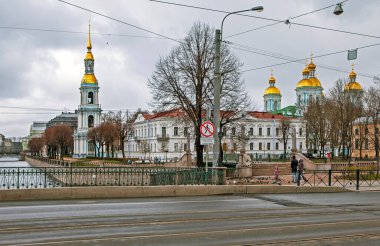 St. Nicholas Epiphany Katedrali, Donanma Katedrali ve Kızıl Muhafız Köprüsü 'ne bakan Sadovaya Sokağı' nın fotoğrafı..