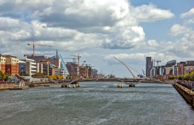 DUBLIN, IRELAND - 19 Ağustos 2019: Samuel Beckett Köprüsü - Liffey Nehri üzerinde kablo destekli bir köprü.