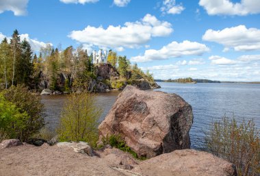 Nehir ve ormanlı güzel bir manzara.