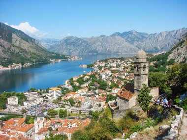 Budva 'nın eski kent manzarası Karadağ' da parlak gün ışığında