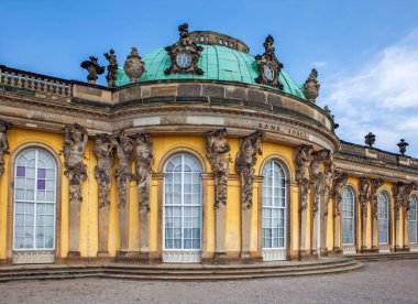 POTSDAM, GERMANY - 28 AĞUSTOS 2019: Baküs ve Bacchante 'nin sarayın güney tarafındaki fotoğrafı ve bronz ismi 